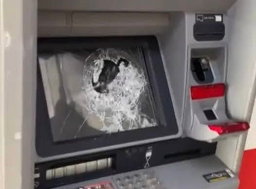 Mulher depreda conveniência e ameaça funcionária após ter problema no caixa eletrônico