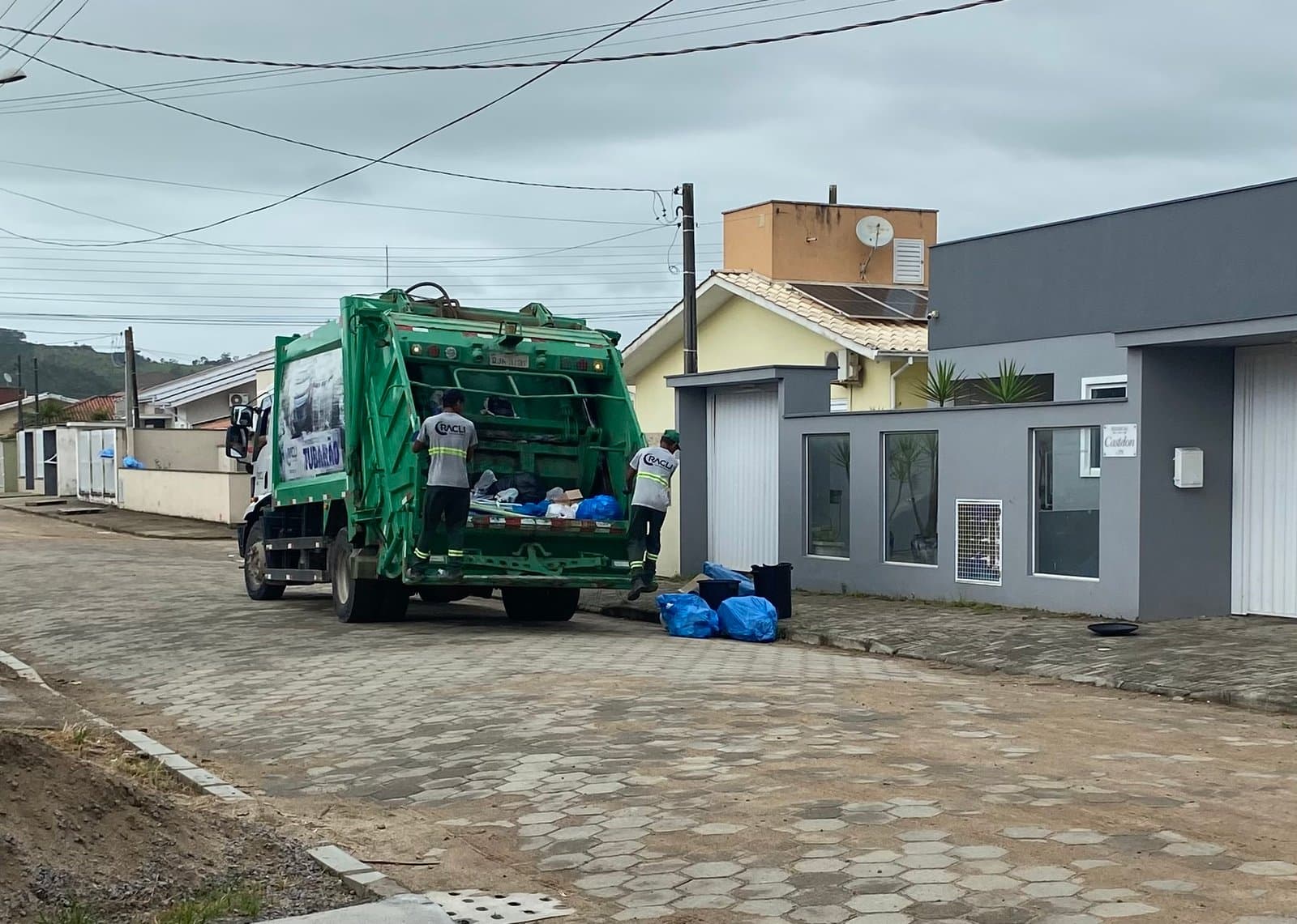 Empresa responsável pela coleta de lixo em Tubarão é notificada por atrasos