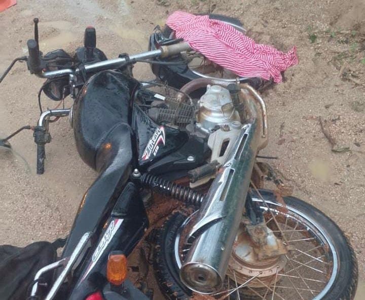Motociclista é encontrado morto em estrada do interior; polícia acredita em mal súbito