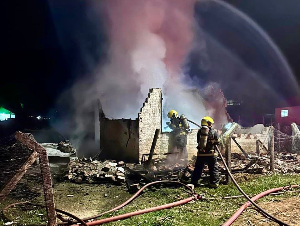 Comunidade coloca fogo em casa onde morava autor de facada