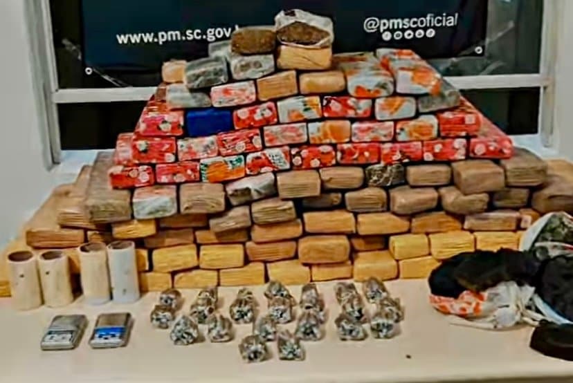 90 kg de maconha e 4 kg de haxixe são apreendidos após perseguição a traficante