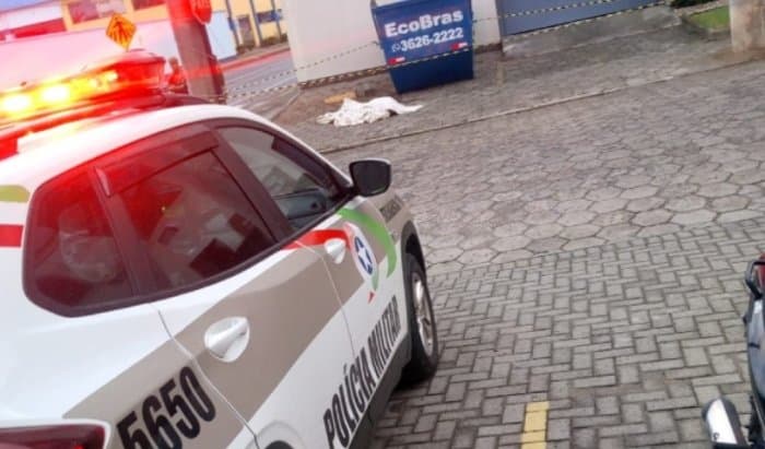 Homem não identificado é encontrado morto em avenida de Tubarão