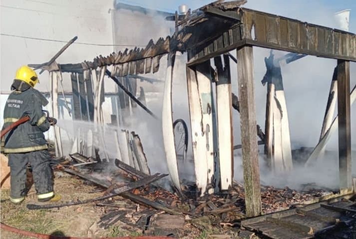 Irmãos são vítimas de incêndio em residência e um deles não sobrevive