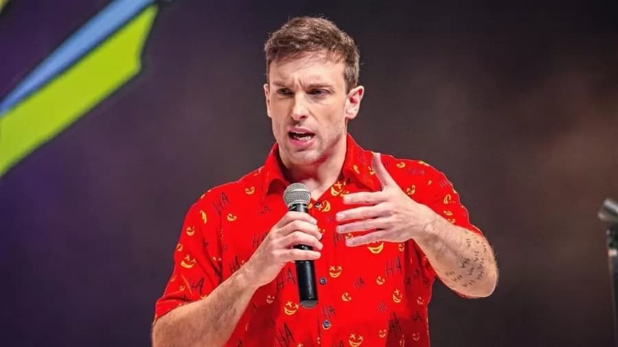 Léo Lins é condenado a 8 anos de prisão por piadas preconceituosas em show