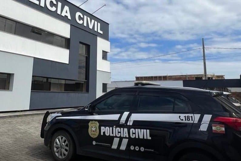 Polícia conclui inquérito em que mulher arrancou dedo de rival com mordida