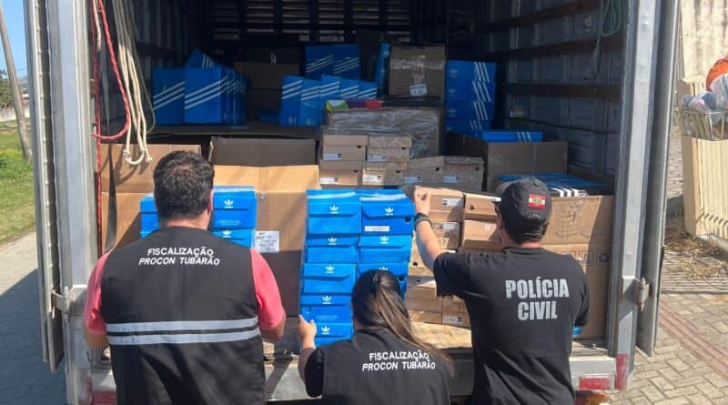 Mais de 800 pares de tênis de marca falsificados são apreendidos em residência