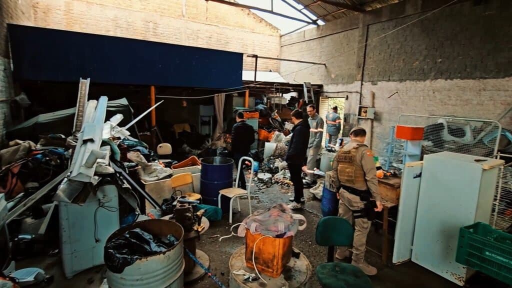 Operação Fio de Cobre fiscaliza ferros-velhos de Tubarão; um estabelecimento foi interditado