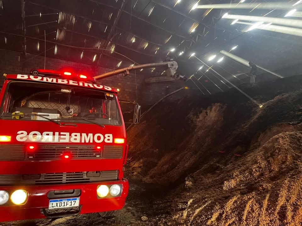 Combate a incêndio em cerâmica dura mais de dez horas