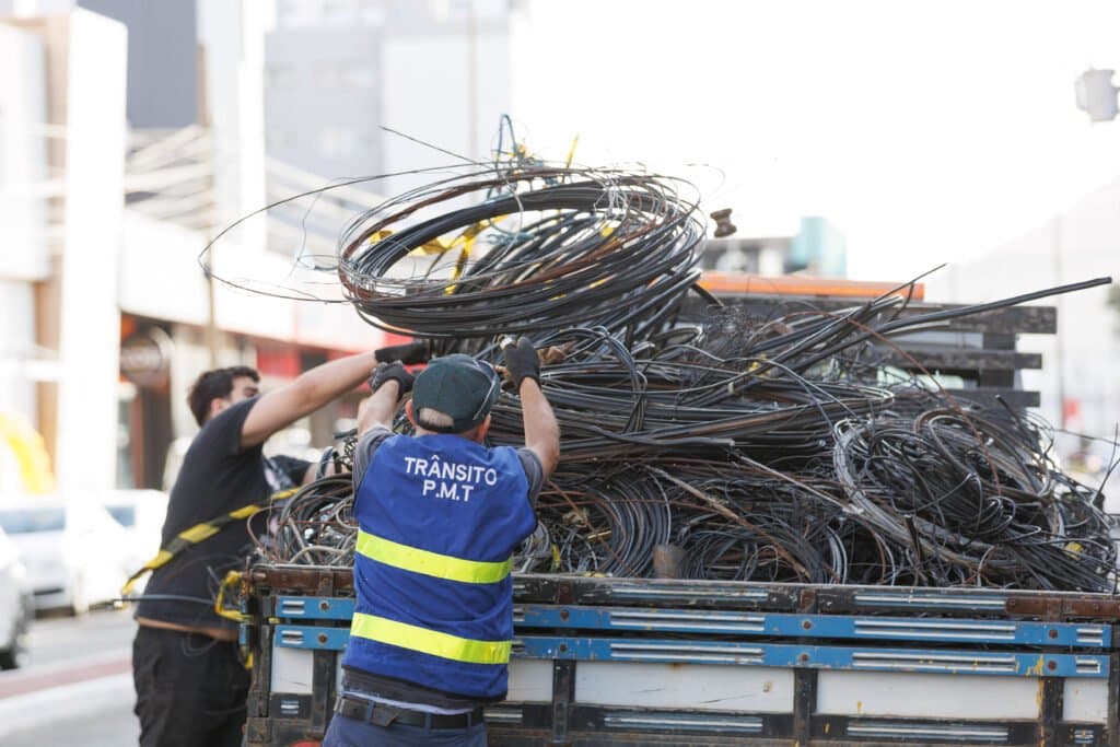 Mais 15 mil metros de fios obsoletos são retirados de postes de Tubarão