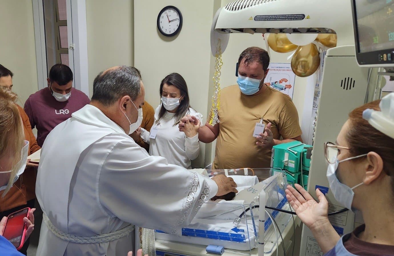 Recém-nascido é batizado na UTI Neonatal do hospital de Tubarão