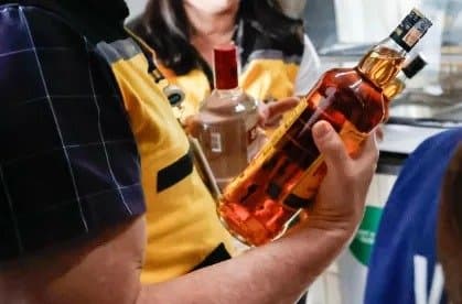 Procon de Tubarão recebe treinamento para identificar bebidas adulteradas