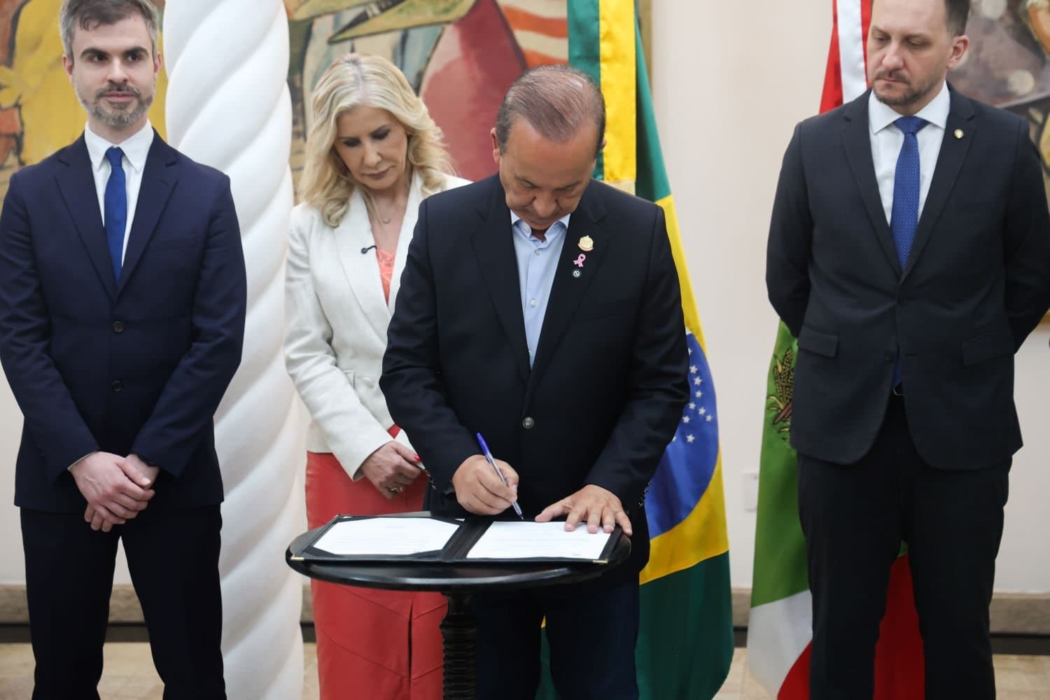 Sancionada lei com mudanças no Universidade Gratuita e Fumdesc