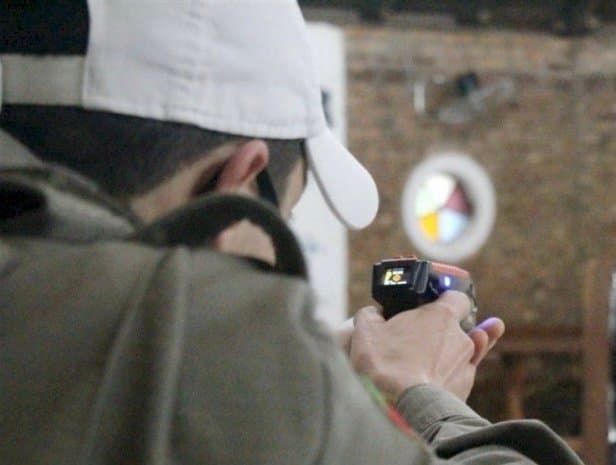 Homem que ameaçava a esposa é contido pela PM com arma de choque