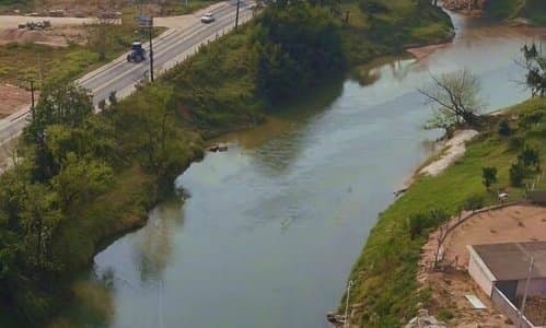 Corpo de mulher vestindo apenas uma peça de roupa íntima é encontrado em rio