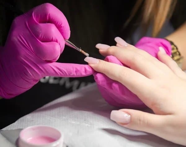 Anvisa proíbe substâncias usadas em unhas de gel por risco de câncer