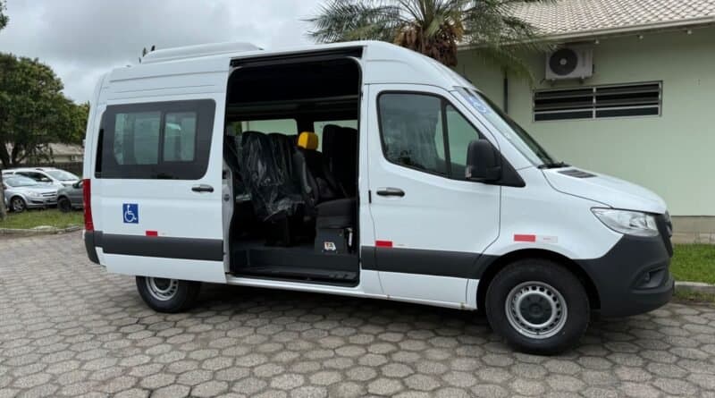 Capivari recebe veículo adaptado para transporte de pacientes