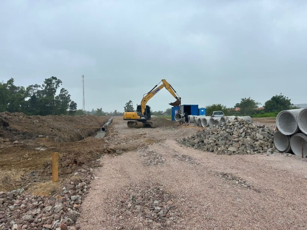 Instalação da drenagem lateral no prolongamento da avenida Pedro Zapelini está na fase de finalização