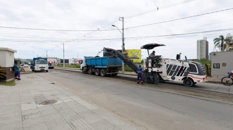 Rua Cândido César Freire Leão está interditada para receber nova sinalização